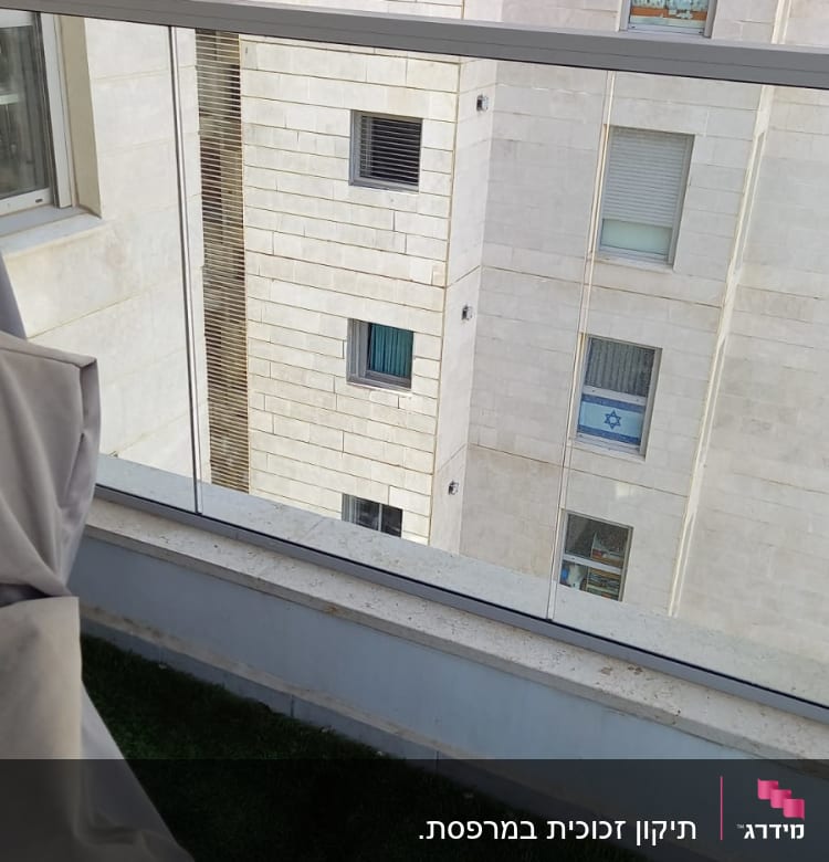 מעקה זכוכית עם מסגרת מתכת במרפסת